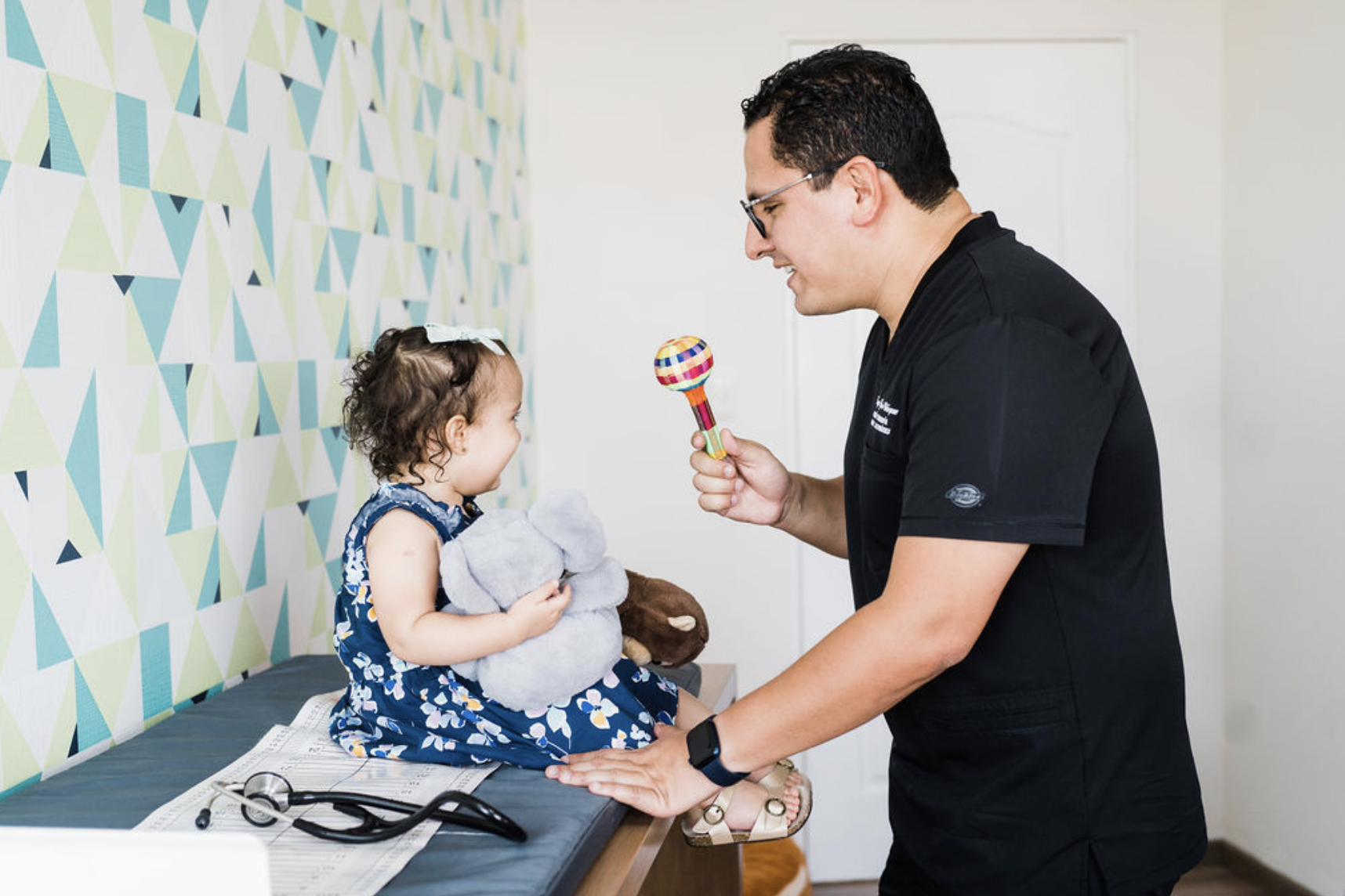 Dr. Jorge García jugando con una paciente pediátrica